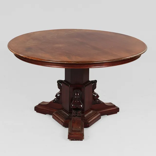 Cirkulært bord af mahogni med udskåret understel, empirestil, ca. 1900.