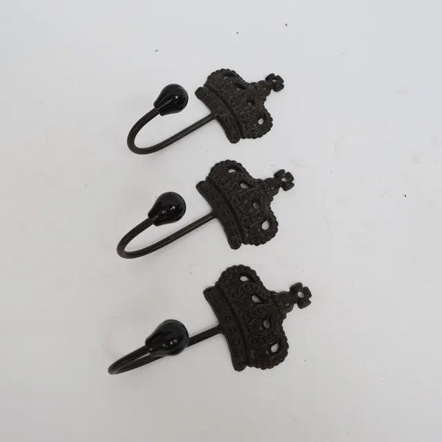 HÄNGARE 3st, gjuten metall med dekor av kronor, knopp i plast.