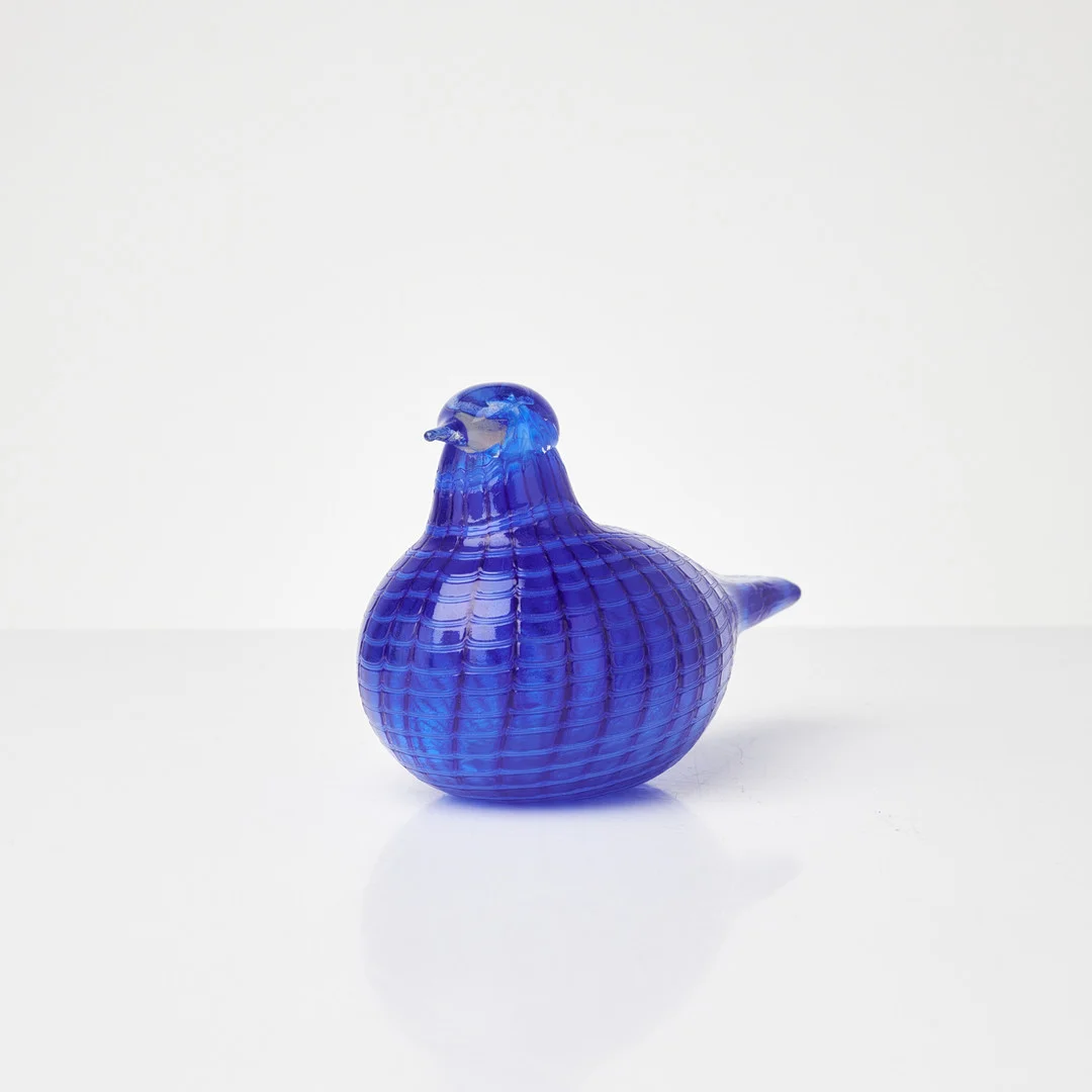OIVA TOIKKA. Glasfågel, Nuutajärvi, Finland, signerad O. Toikka Nuutajärvi samt etikettmärkt. — Art glass — Stockholms Auktionsverk Sickla