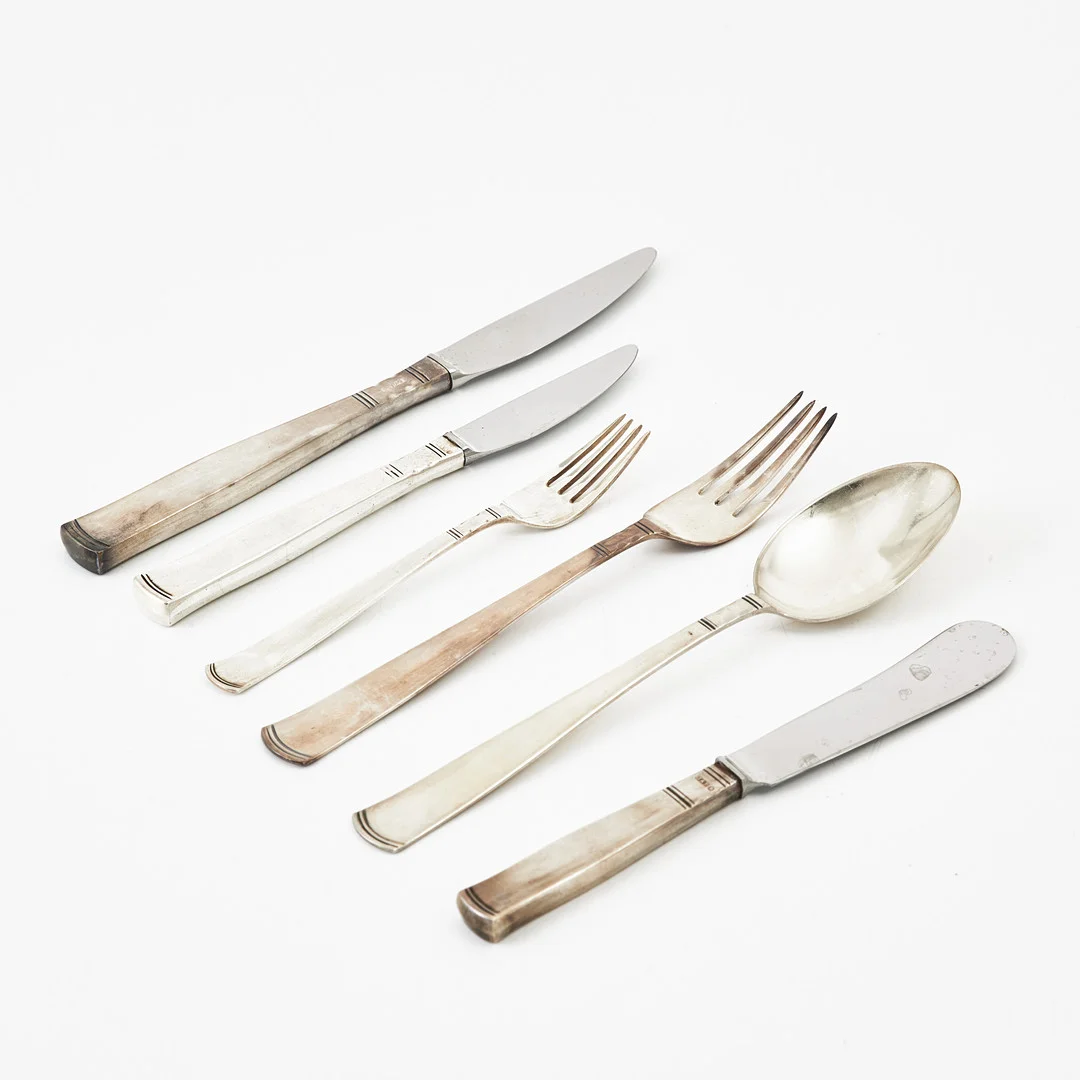JACOB ÄNGMAN. Bestickservis, ca 98 delar, "Rosenholm", GAB, olika årtal. — Silver — Stockholms Auktionsverk Magasin 5