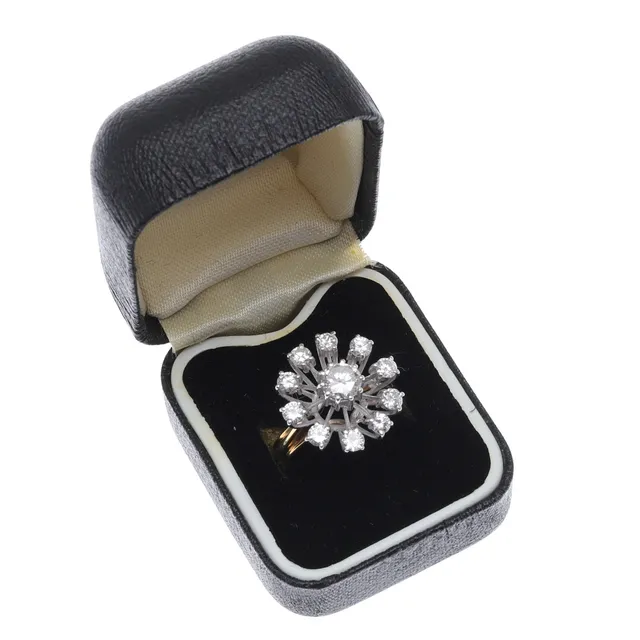 A DIAMOND AND 18CT GOLD CLUSTER RING.