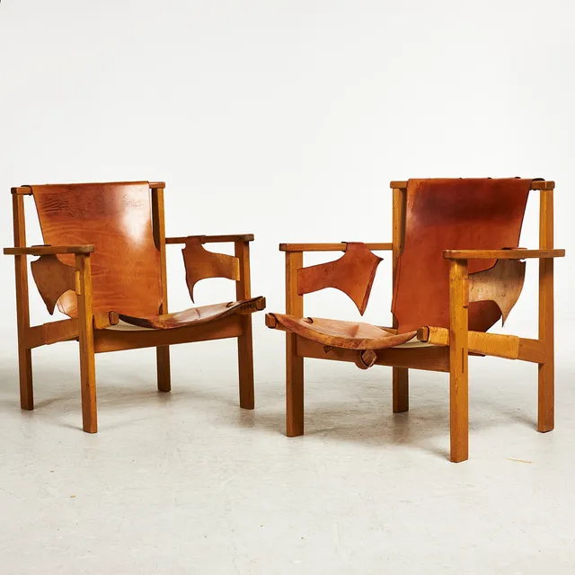 CARL-AXEL ACKING. "Trienna", karmstolar, ett par, ca 1960-tal, stomme av ek, sits och rygg av naturfärgat läder.