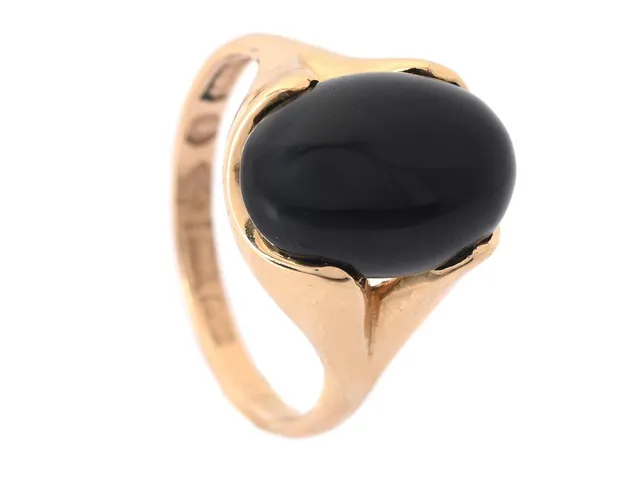 RING, 18K guld, onyx, stl 18,75 mm, vikt ca 4,8 g.