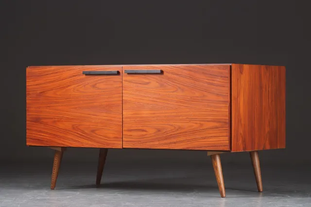 Ib kofod-Larsen for Faarup Møbelfabrik. Skænk af palisander, 1960'erne