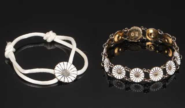 Georg Jensen. To marguerit armbånd af forgyldt sølv (2)