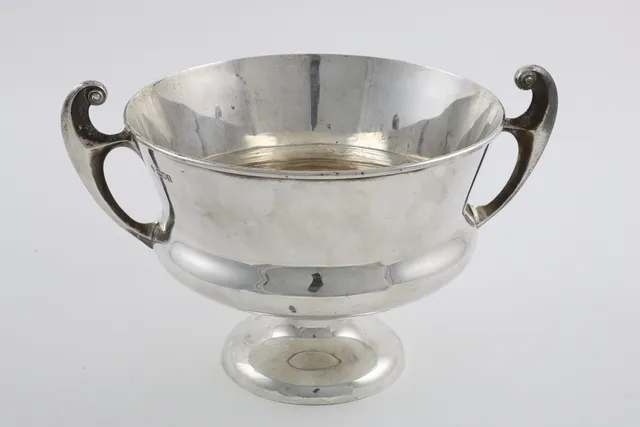 AN EDWARDIAN ART NOUVEAU TWO-HANDLED BOWL.