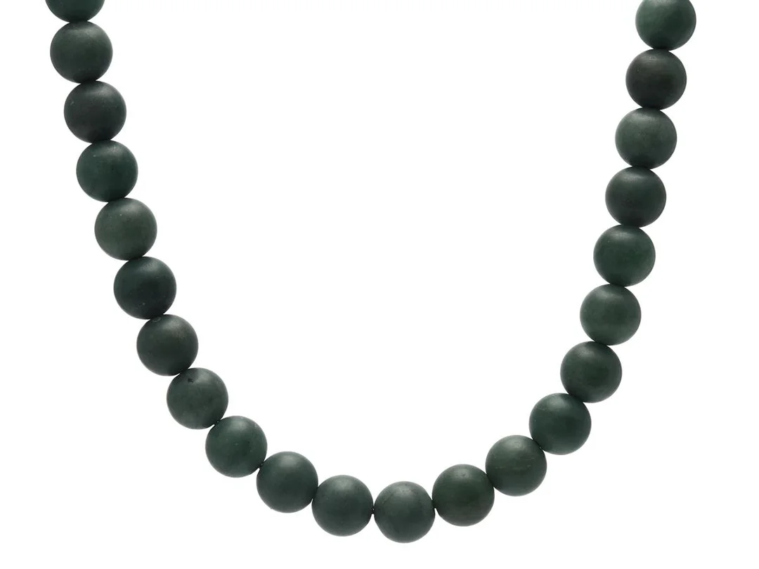 COLLIER, grön natursten 10,5 mm, längd 84 cm, trädd på vajer, dobbar som passar Ole Lynggaard, vikt 126,9 g. — Smycken/Collier — Kaplans