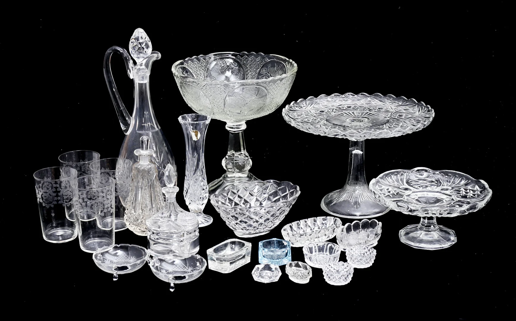 GLASFÖREMÅL, bl.a FAT på FOT, 1900-tal. — Utility glass — Auktionshuset Thelin & Johansson