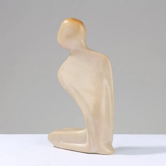 UBEKENDT KUNSTNER. Skulptur af sten med figurmotiv, 20/21. årh.