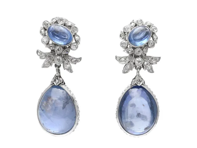 ÖRHÄNGEN, med påhängen, platina, troligen obehandlade safirer ca 40,00 ctv, gammal- och rosenslipade diamanter ca 0,80 ctv, tidigt 1900-tal, höjd 38 mm, vikt 18,3 g, senare stift med clips i 18K vitguld av Erik Thomassons Guld & Juvelfirma, Stockholm 1953, tre små rosenslipade diamanter saknas, flera diamanter har nagg och skador, en av de stora safirena har inneslutningar som når ytan, etui.
