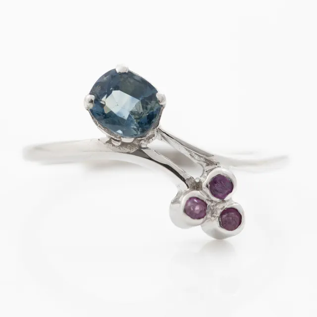 Ring 14K vitguld med safir och små rubiner.