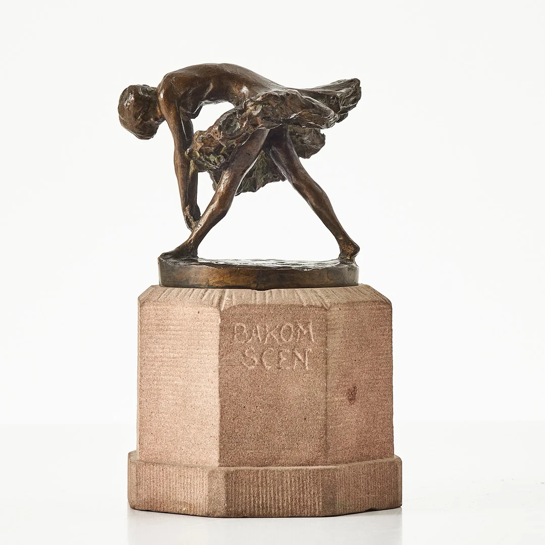 ANDERS OLSON (1880-1955). "Bakom scen", brons. — Sculptures & Bronzes — Stockholms Auktionsverk Magasin 5