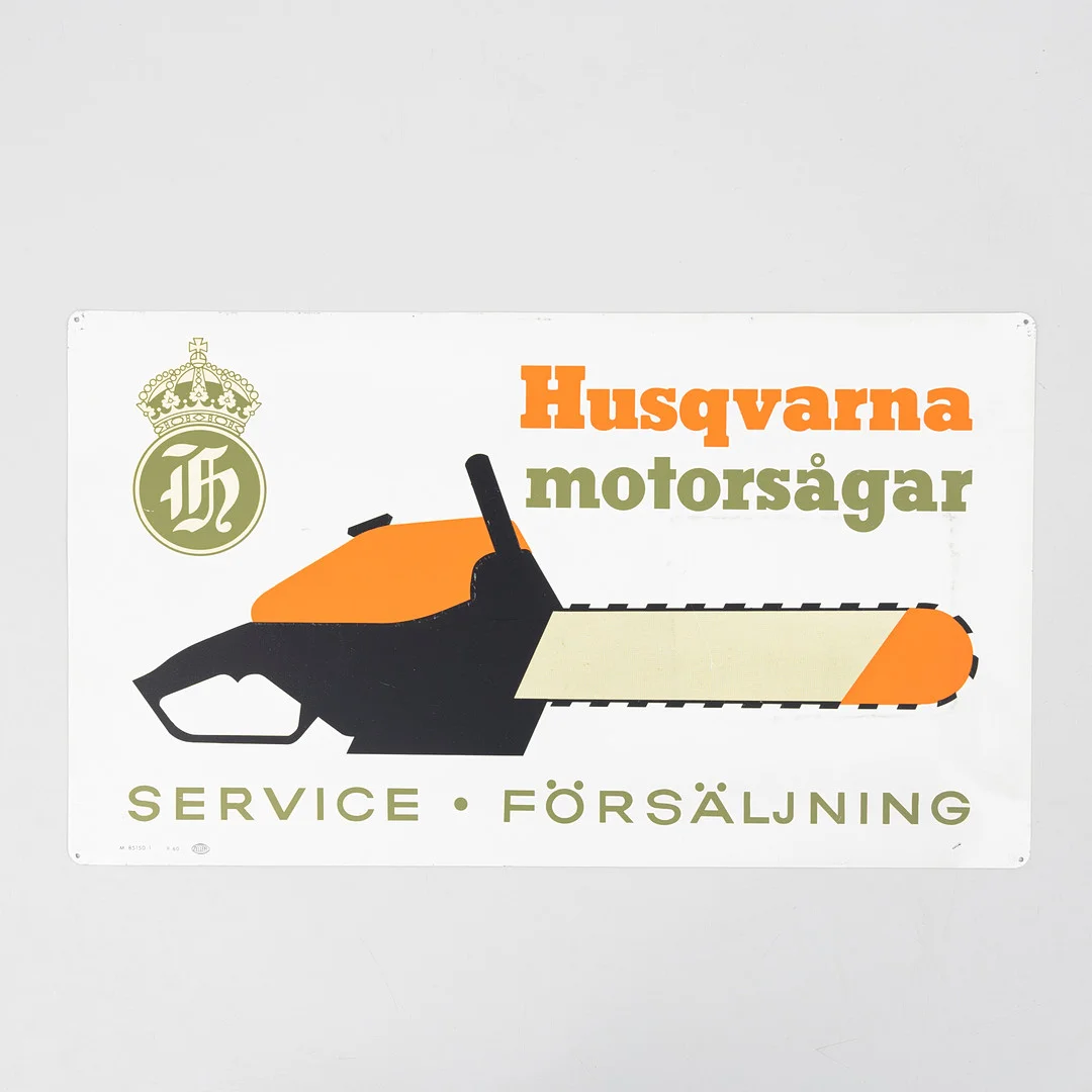 HUSQVARNA MOTORSÅGAR, reklamskylt, plåt, liltograferad, märkt Zellem, 1960-tal. — Advertising & Signs — Auktionshuset Kolonn
