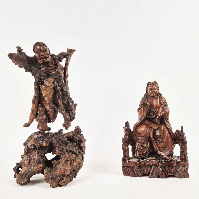 A 19TH CENTURY CHINESE CARVED ROOTWOOD LOHAN AND A BOXWOOD CARVED DEITY. (2).