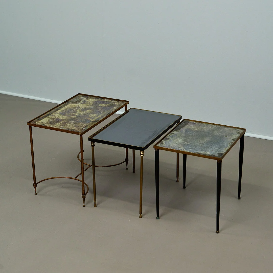 MAISON. Couchtisch/ Beistelltische, Messing, Glas, 1970er Jahre, Frankreich (3). — Coffee Tables — Rheinveld Auktionen