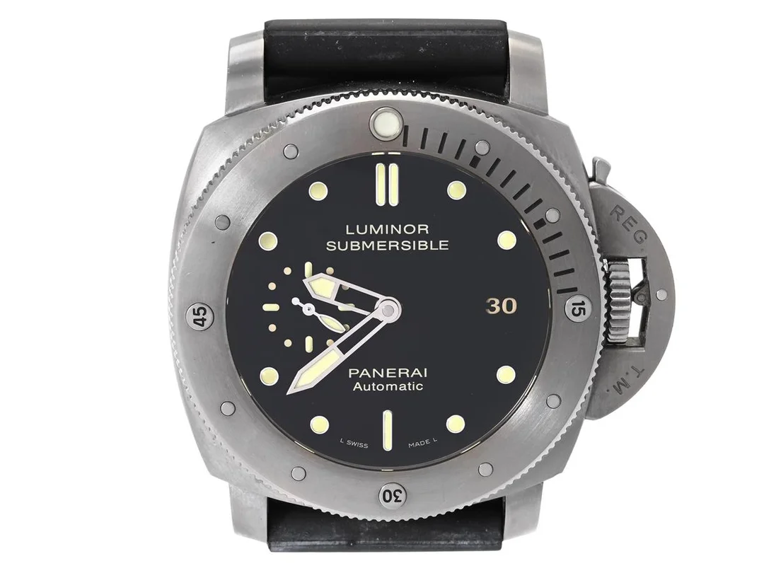 PANERAI, Luminor 1950 Submersible (L Swiss Made L), Chronometer, Cal P.9000, Verk nr. 119251, Serie nr. Q748/800, Ref nr. PAM 00305, Boett nr. OP 6899 / BB1679346, herrur, 47 mm, titan, automatisk (3-dagar), safirglas (repor), datum, liten sekundvisare, gummiband, originalspänne (titan), tygband, originalspänne, cert, januari 2015, box, ytterkartong. — Klockor/Panerai — Kaplans