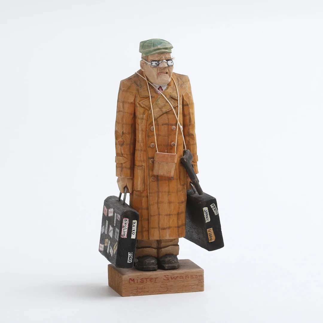 AXEL ERIKSSON. Skulptur, snidat trä "Mr Swanson", Västervik 1951. — Sculptures & Bronzes — Auktionshuset Thelin & Johansson