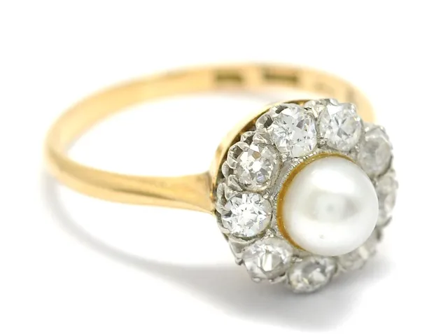 CARMOSÉRING, 18K guld, pärla, 9 gammalslipade diamanter ca 0,72 ctv, ca TW/SI, 1 skadad, nagg, stl 16,25 mm, vikt 2,9 g, slitna klor, 1946.
