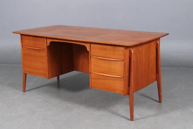 Fritstående skrivebord af teaktræ, 1960'erne