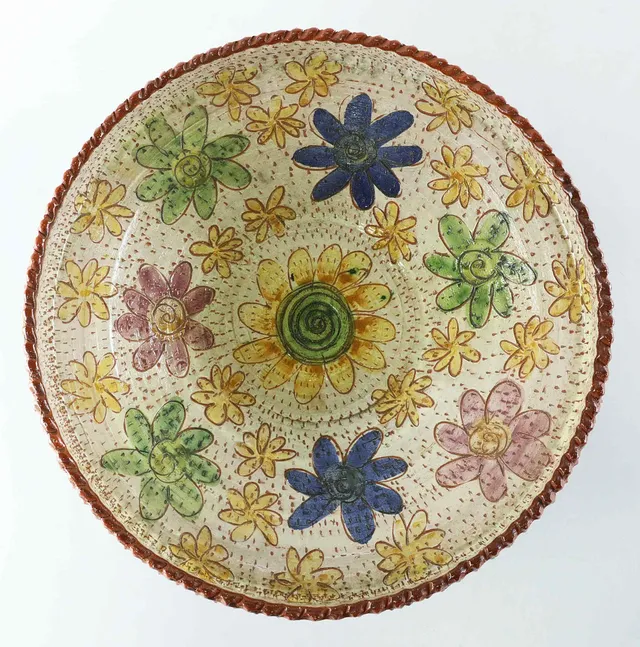 MARGOT ÖJEMARK. Skålfat, lergods, Blommor, signerat under.