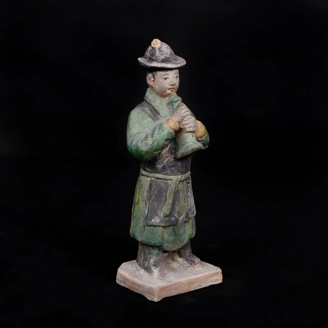 GRAVFIGUR i terracotta, Ming dynastin, (1368-1644), Kina. — Oriental — Garpenhus Auktioner