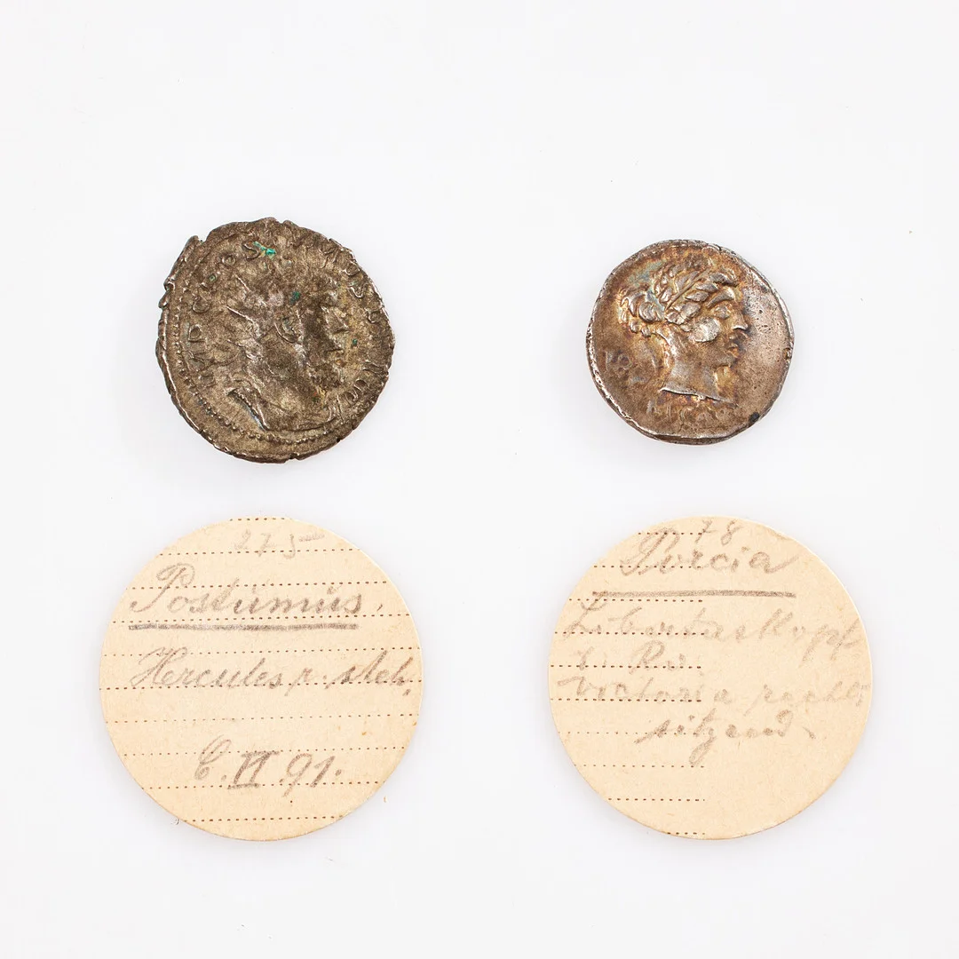 SILVERMYNT 2 st, den romerske generalen Postumus, 260-tal e Kr, antoninianus, på frånsidan Herkules, Porcia romersk republik, 89 f Kr, på frånsidan segergudinnan med patera och palmblad. — Coins & Banknotes — Stockholms Auktionsverk Sickla