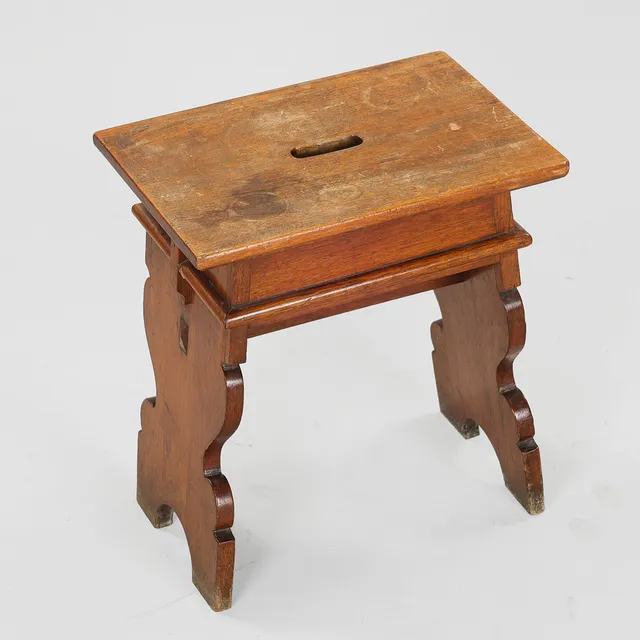 MARTIN NYROP (1849-1921): Stool designed specifically for Copenhagen City Hall in 1905, solid pine in National Romantic style, Chr. & Vald. Plum Møbel-Etablissement, Denmark.