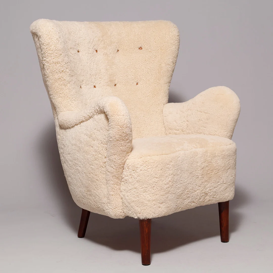 ALFRED CHRISTENSEN. Overpolstret lænestol, ben af bejdset bøg, nypolstret med australsk "moonlight" lammeskind, Slagelse Møbelværk, Danmark, ca. 1930/40'erne. — Armchairs & Chairs — Palsgaard Kunstauktioner