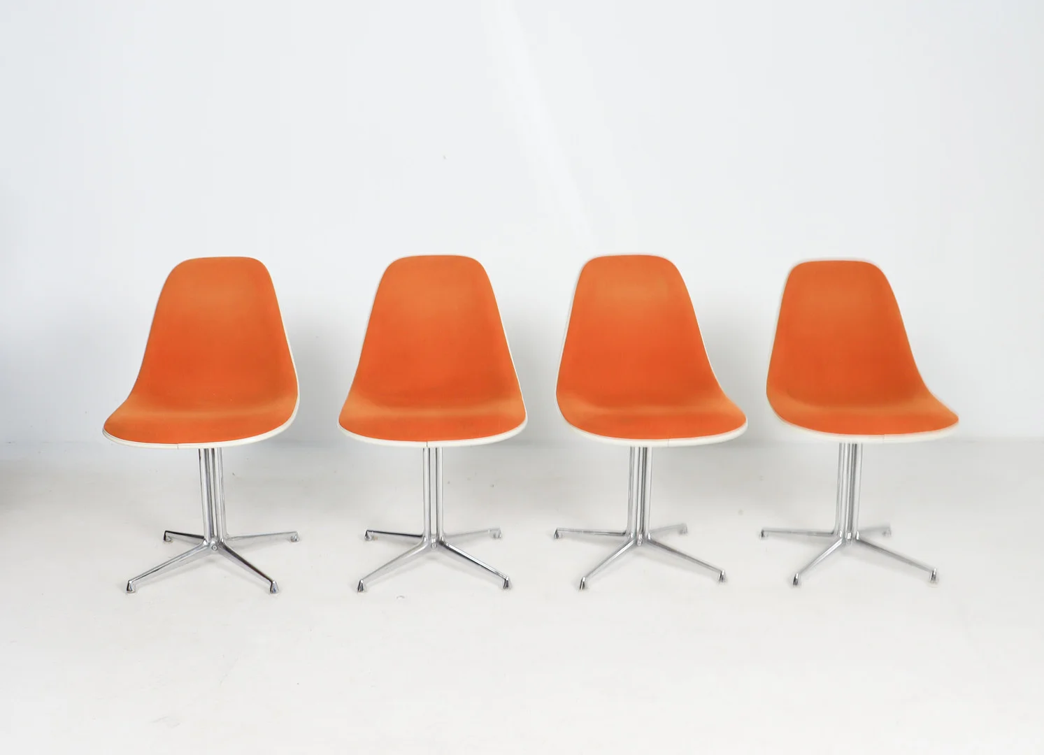 Charles Eames La Fonda Stuhl / Chair von Herman Miller. — Armchairs & Chairs — Stockholms Auktionsverk Düsseldorf/Neuss