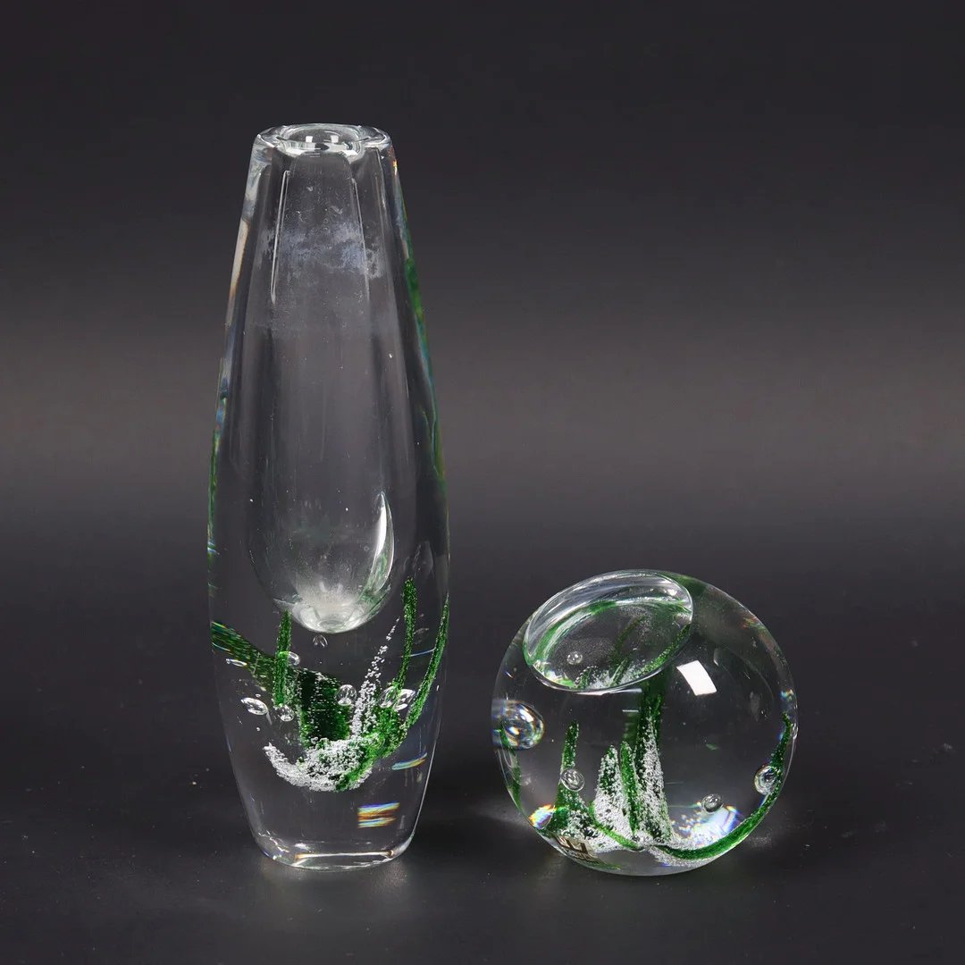 VICKE LINDSTRAND. "Sjögräs", Orrefors, vas och brevpress, 2 delar. — Art glass — Markus Auktioner