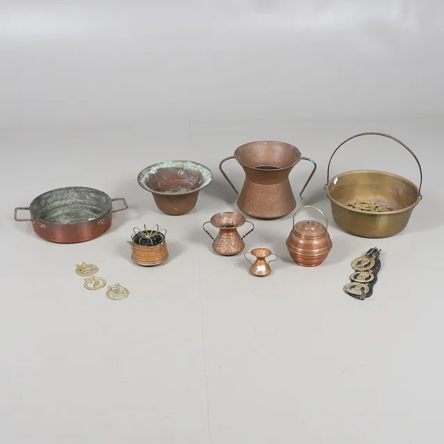 A SELECTION OF VARIOUS COPPER AND OTHER ITEMS.