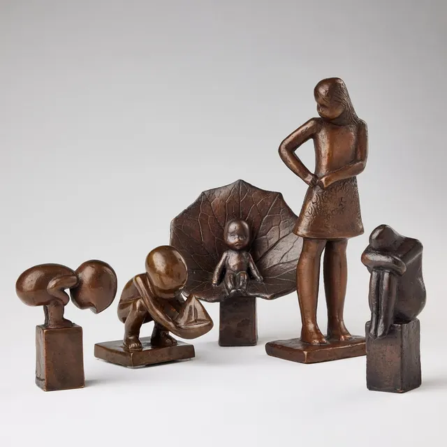 LISA LARSON. Skulpturgrupp 5 st., brons, höjd mellan 12-26,5 cm.