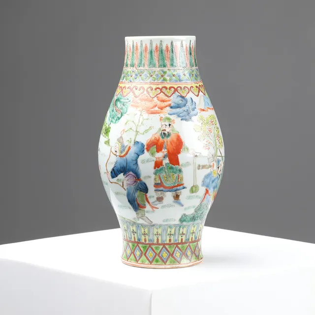 Kinesisk vase af porcelæn betegnet med Qianlong mærke, 1800-tallets sidste halvdel.