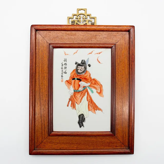 PORZELLANPLATTE „ZHONG KUI BRINGT SEGEN“ – ZHUSHAN-STIL, JINGDEZHEN, CHINA, 1900–1950.