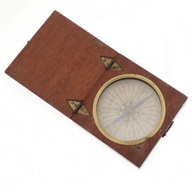 AN EARLY 19TH CENTURY MARITIME POCKET COMPASS.