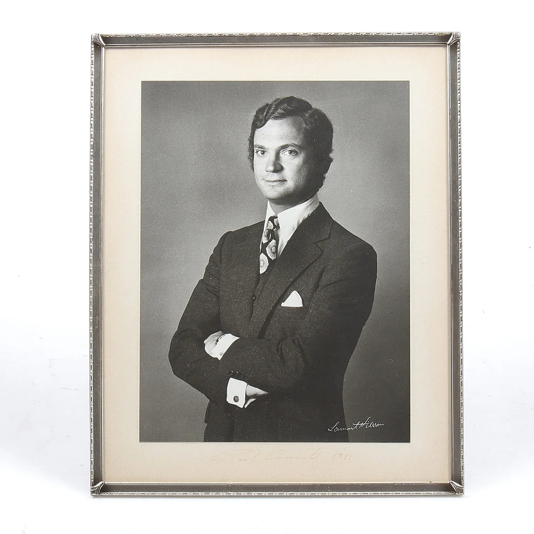 FOTOGRAFI, Porträtt föreställandes Kung Carl Gustaf med handskriven autograf, fotograf Lennart Nilsson. — Autographs & Manuscripts — Stadsauktion Sundsvall