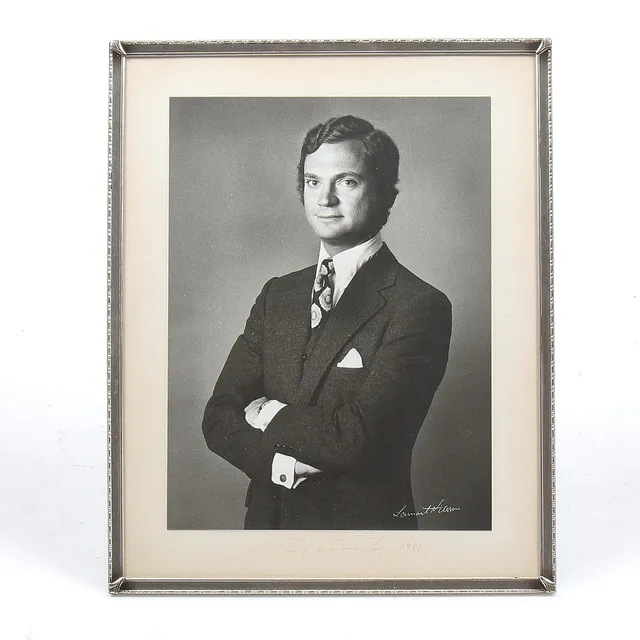 FOTOGRAFI, Porträtt föreställandes Kung Carl Gustaf med handskriven autograf, fotograf Lennart Nilsson.