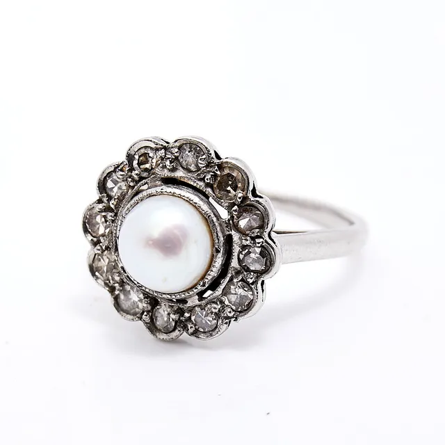 RING, i form av blomma, Platina, odlad saltvatten pärla samt 10 åttkant slipade diamanter & 2 st vita ädelstenar, Cronwin Guld Silver & Juveler Mar, Stockholm, 1939.