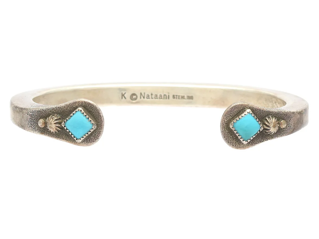 KARL NATAANI, armring, stel, sterlingsilver, 2 turkoser, mått 75 x 53 mm, vikt 56,4 g. — Smycken/Armring — Kaplans