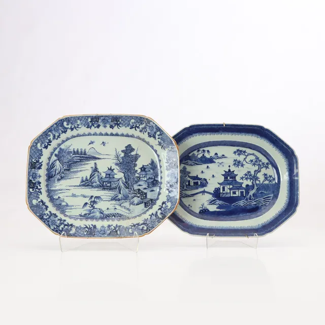 STEKFAT, TVÅ ST. Porslin med blåvit dekor. Kina, 17-1800-tal.