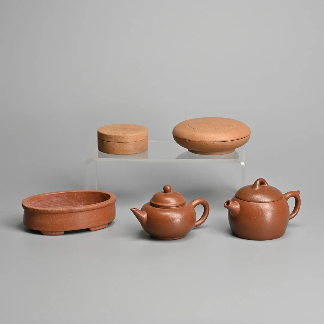 A GROUP OF CHINESE YIXING POTTERY TEA WARES AND INK BOXES, 20TH CENTURY. — Ceramics & Porcelain — Ma San Auction