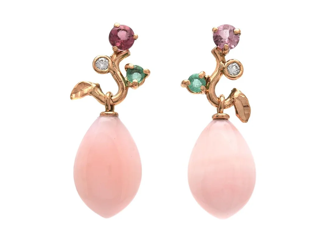ÖRHÄNGEN, 18K guld, rosa opaler, rosa turmaliner 0,60 ctv, smaragder 0,25 ctv, briljantslipade diamanter 0,06 ctv,Mandelstam, höjd 29 mm, vikt 4,3 g, stift, originalask. — Smycken/Örhängen — Kaplans