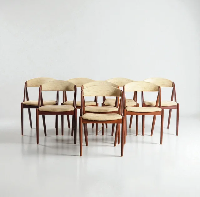 KAI KRISTIANSEN. Sæt på otte spisestole med stel af teak, kopstykke og sæde betrukket med uld. Formgivet i 1956. Fremstillet hos Schou Andersen Møbelfabrik, model '31' (8).