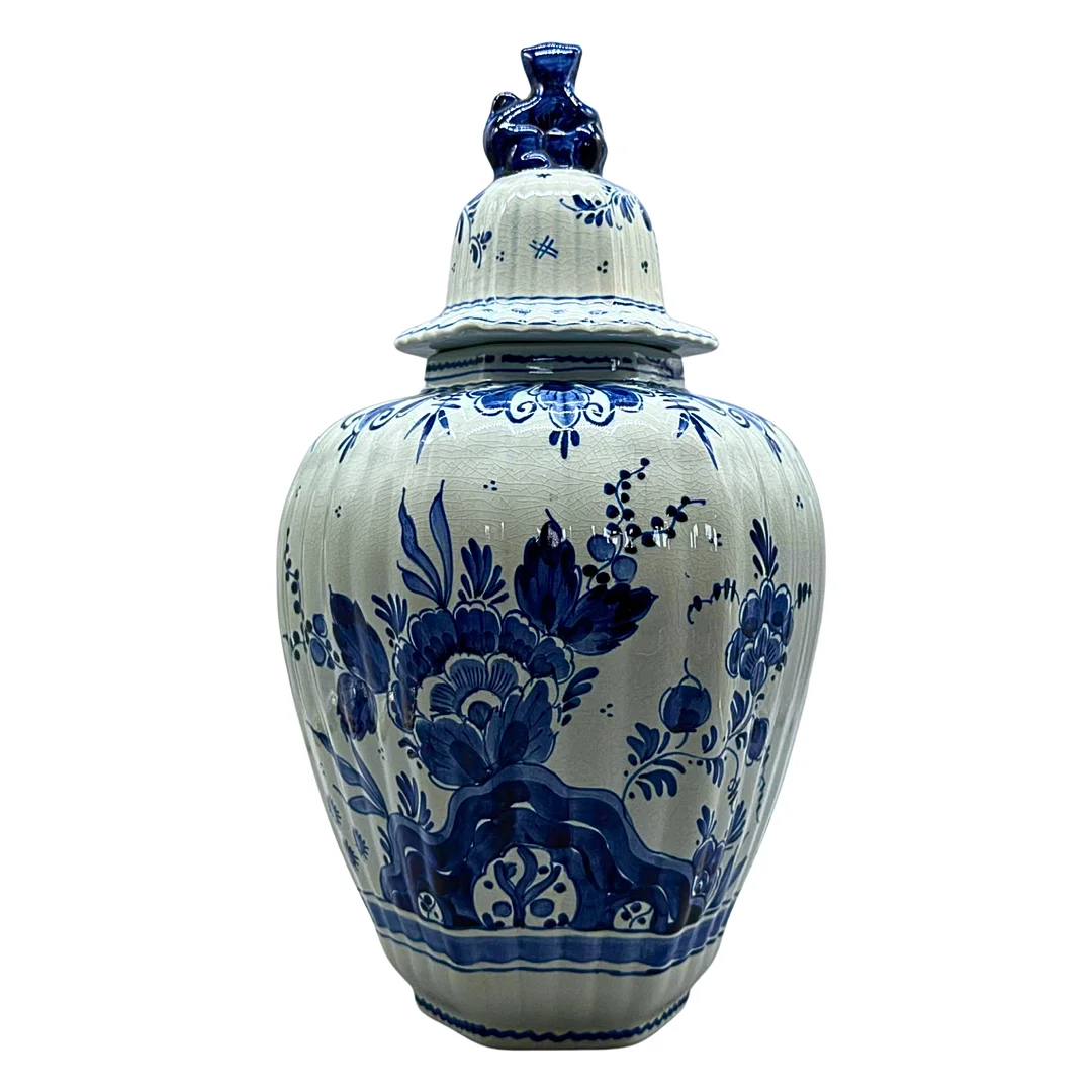 DELFT ROYAL DECKELVASE. — European — Auktionshaus Stuber's Hammerschlag