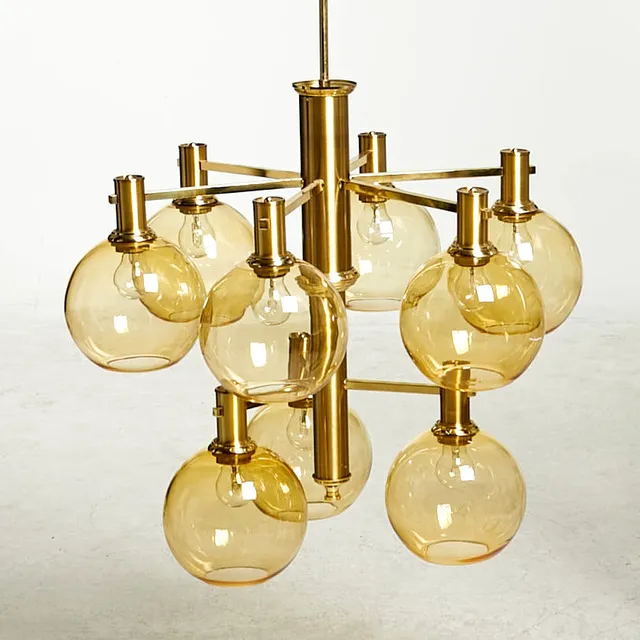 ERIK WÄRNÅ. Takkrona, stor modell, EWÅ, stomme i mässing med 9 lampglober i två nivåer, bärnstensfärgat glas från Rosdala glasbruk, 1960/70-tal.