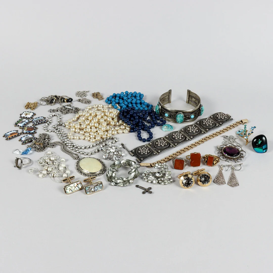 BIJOUTERIER och silver. — Costume Jewellery — Karlstad Hammarö Auktionsverk