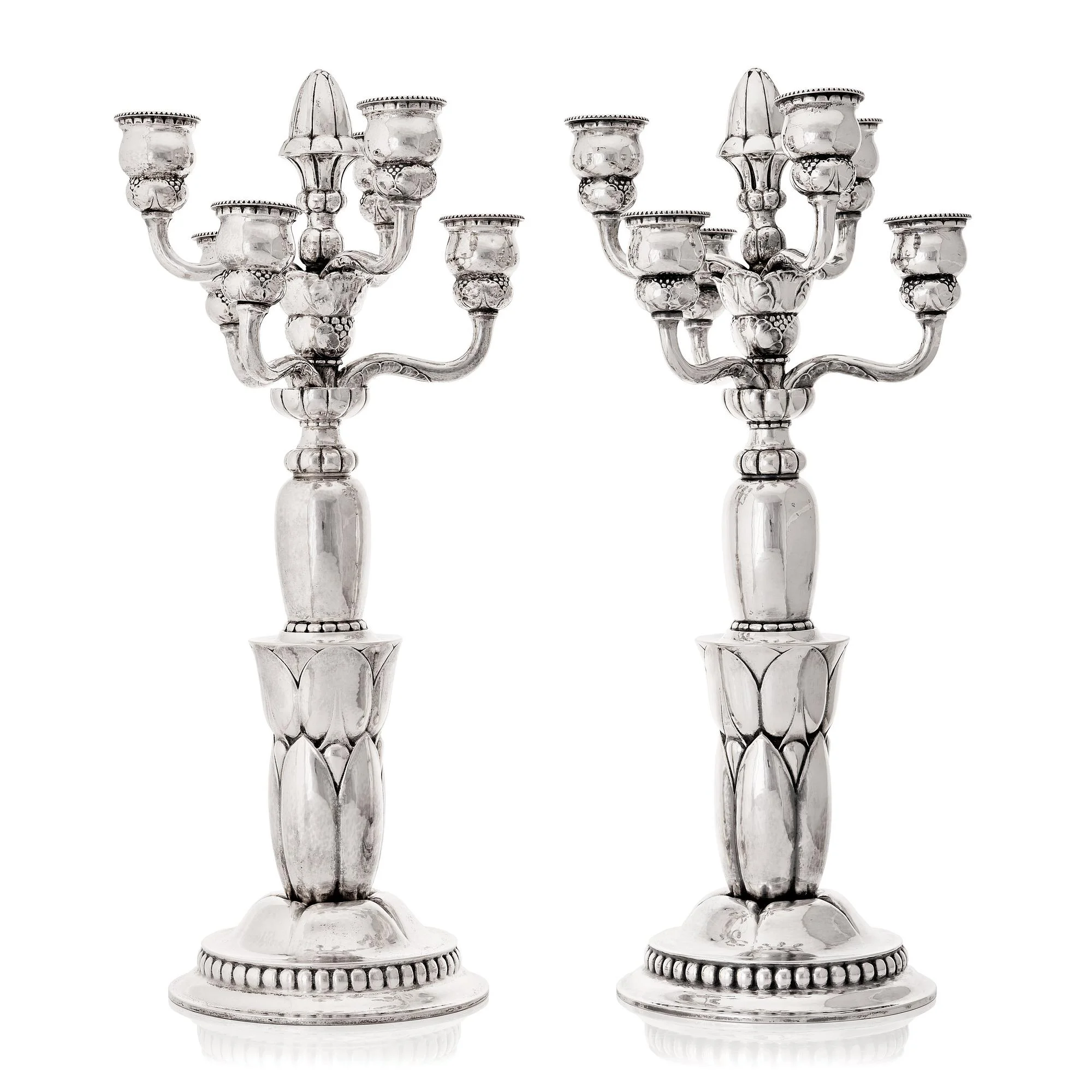 Georg Jensen, kandelabrar, ett par för sex ljus, Köpenhamn 1920, designnr 38. — Bukowskis
