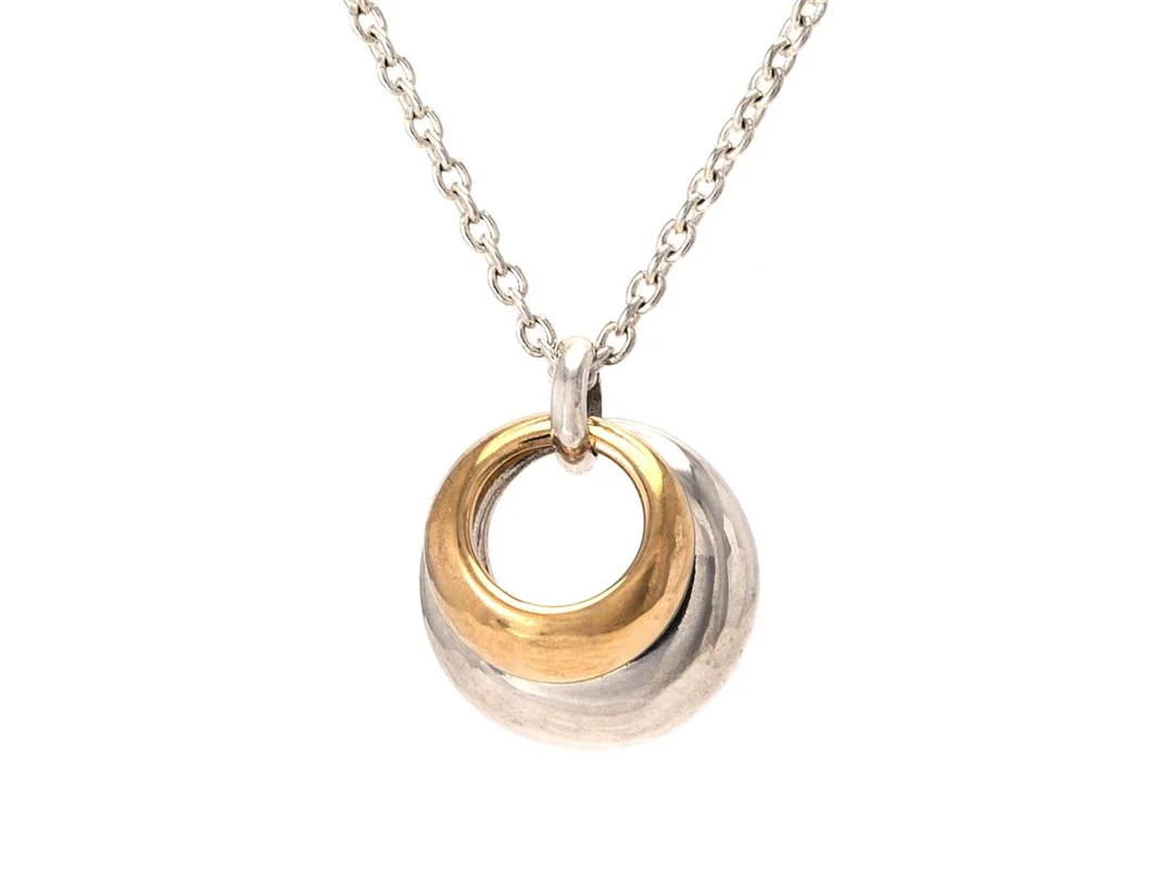 GEORG JENSEN, hänge med kedja, Curve, sterlingsilver/18K guld, längd 41-43-44 cm, vikt 4,3 g. — Smycken/Hänge med kedja — Kaplans
