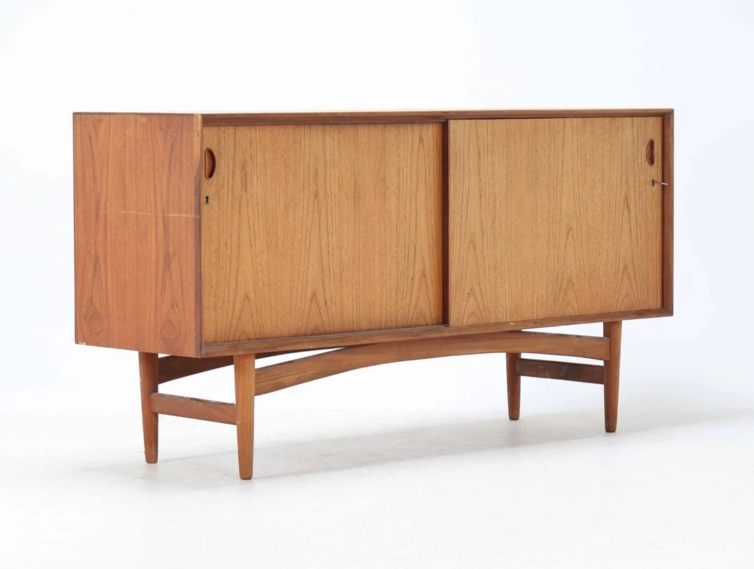 Danish design: Low teak sideboard, 1960s — Furniture/Cabinets, chests of drawers — Lauritz