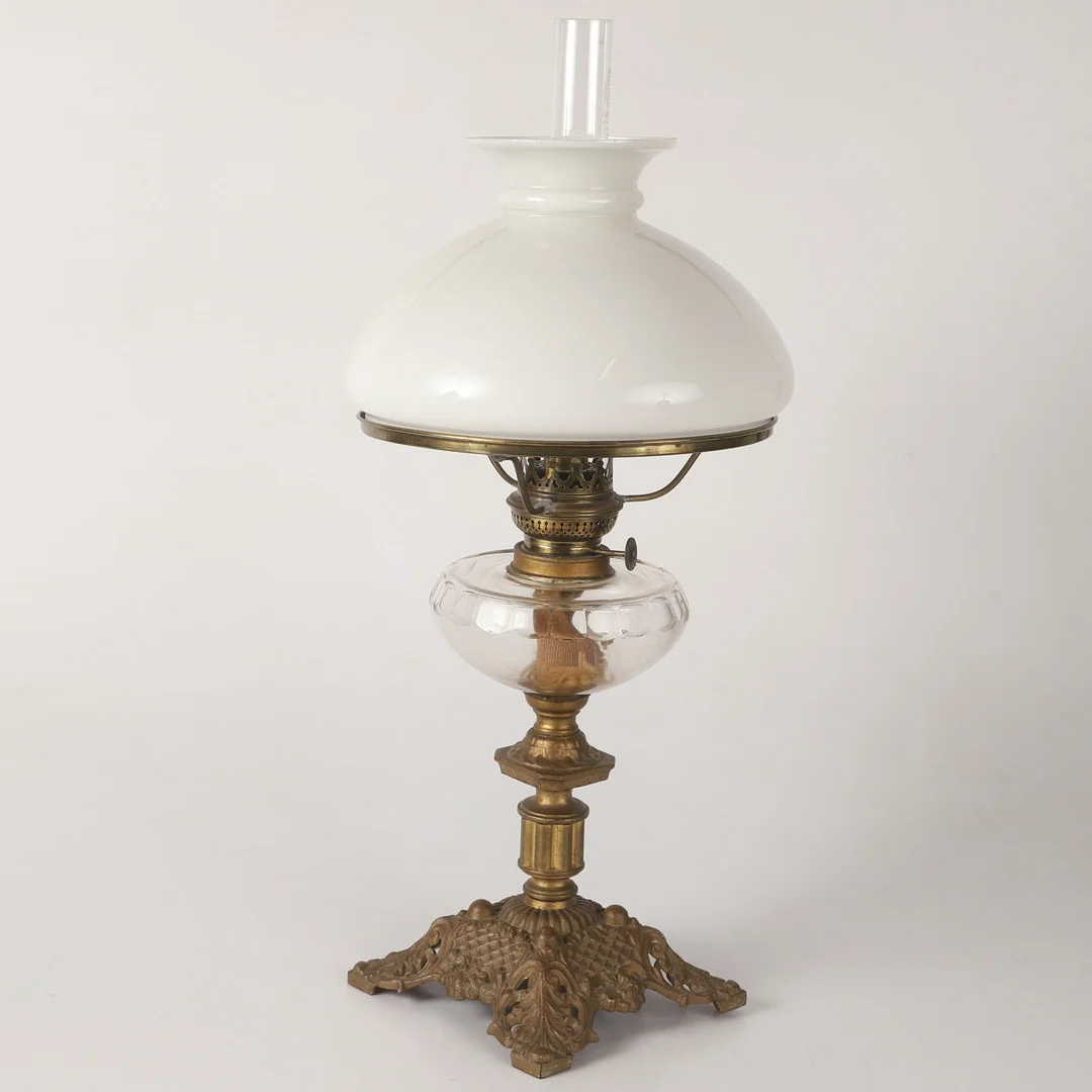 BORDSFOTOGENLAMPA, bronserad metall/glas, sekelskiftet 1800/1900. — Table Lamps — Helsingborgs Auktionskammare